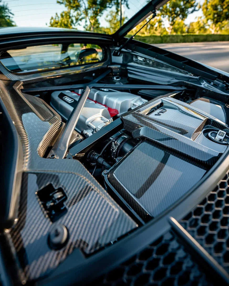 Audi R8 4S motortere felszerelt carbon oldalpanellel, légszűrőház- és középső burkolatokkal