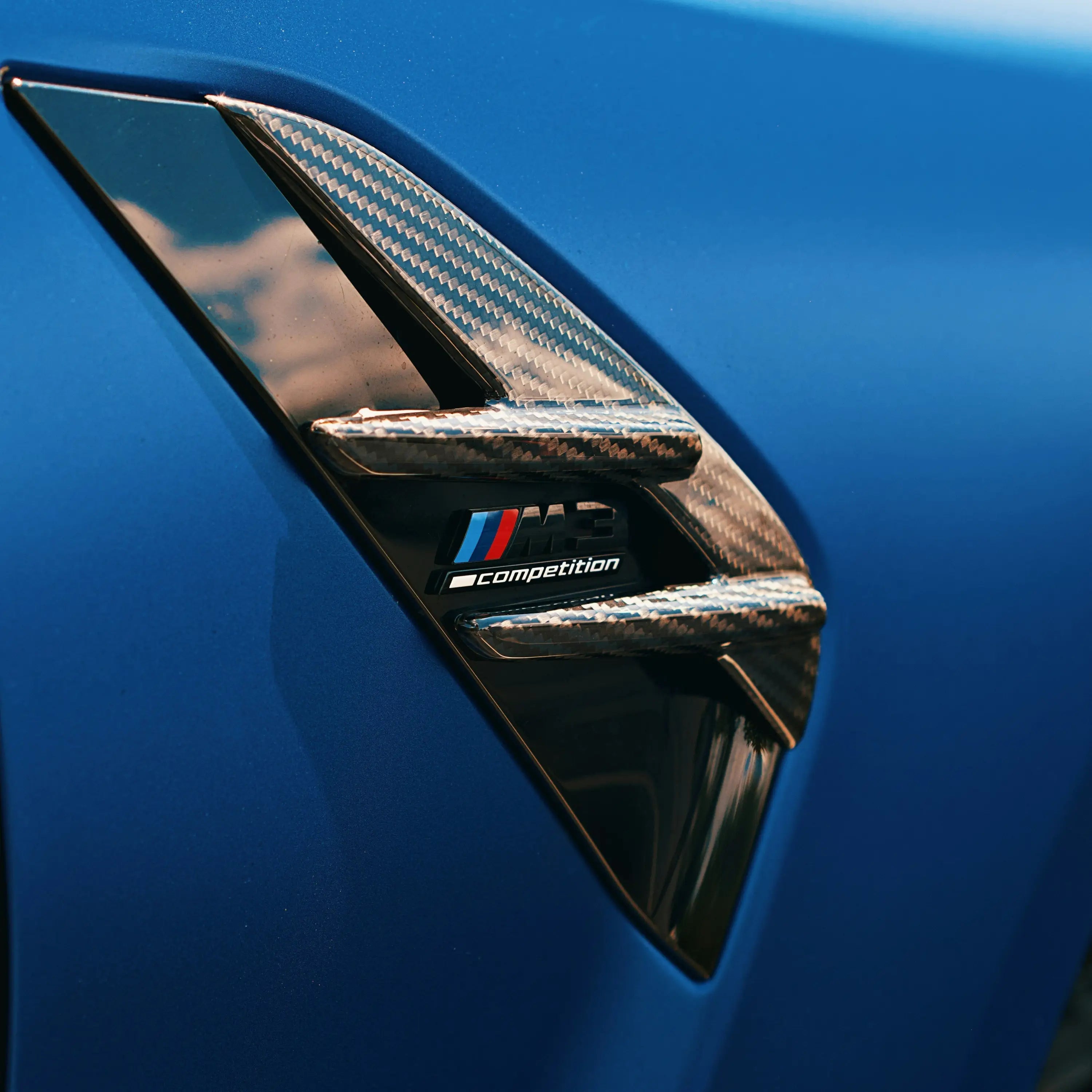 Carbon fiber m competition badge kék bmw g80 g81 m3 oldalsó kopoltyú a kipufogó rendszer részére