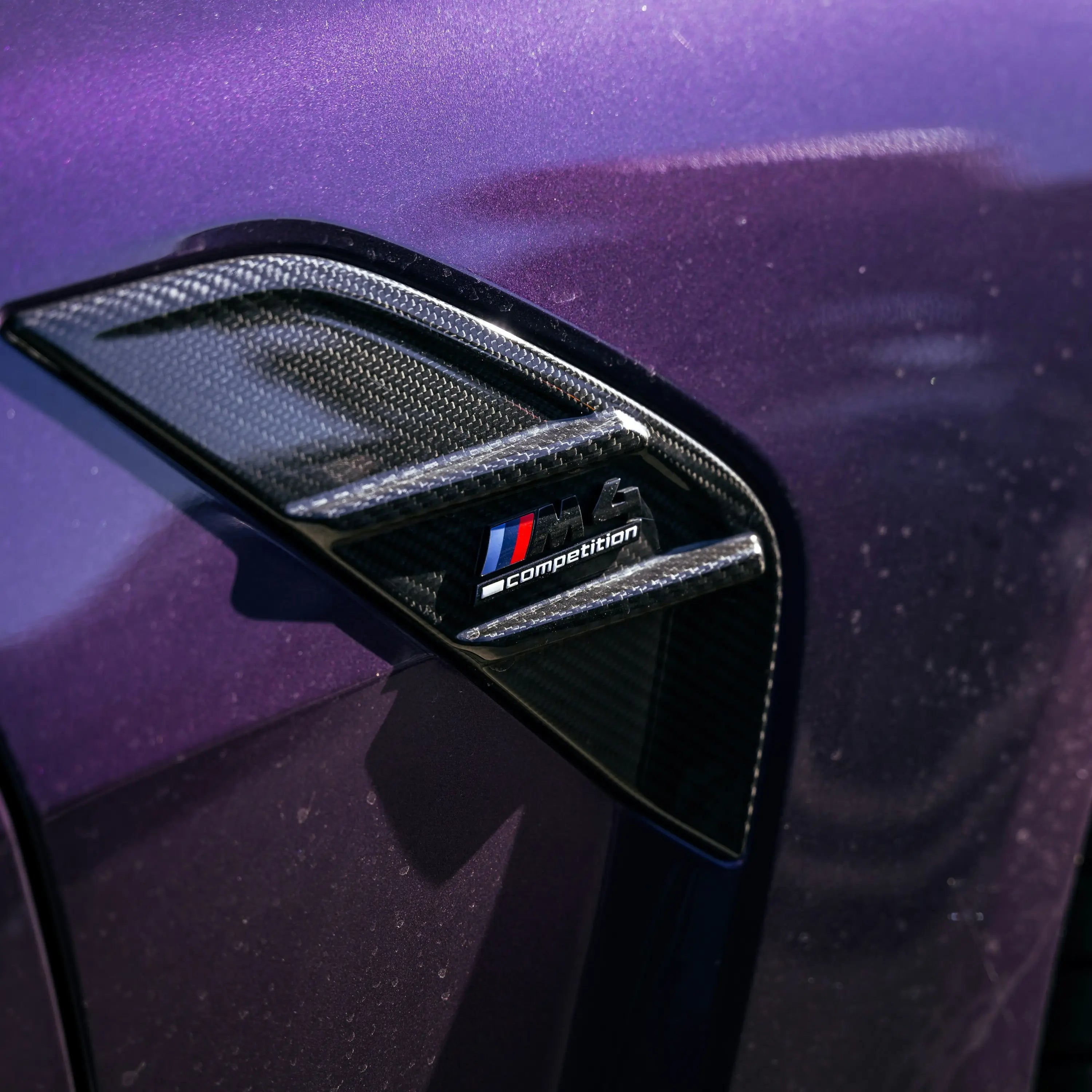 Carbon fiber m4 competition badge oldalsó kopoltyú bmw g80 g81 m3 g82 g83 m4 lila autó karosszérián a kipufogó rendszerhez