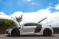 Fehér Audi R8 Type 42 Coupé oldalnézetből, felszerelt carbon side blade panelekkel (OEM Style)