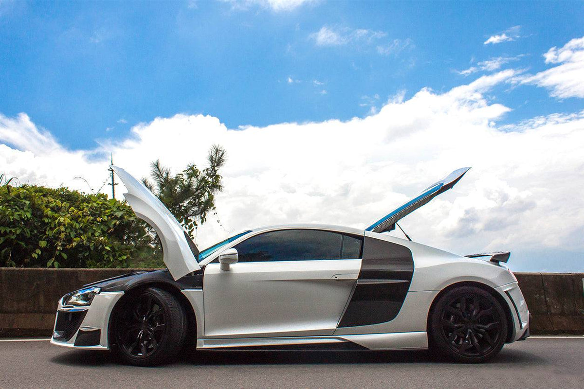 Fehér Audi R8 Type 42 Coupé oldalnézetből, felszerelt carbon side blade panelekkel (OEM Style)