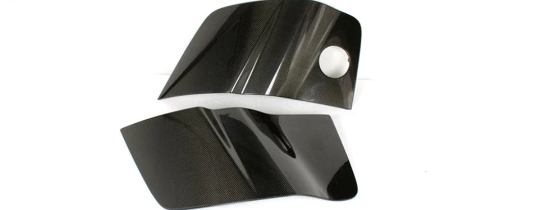 Két carbon side blade panel, az egyik tanksapka-kivágással (OEM Style) – Audi R8 Type 42
