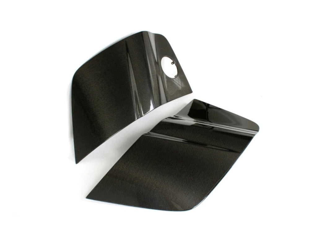 Carbon side blade panelpár ferde szögből, fehér háttér előtt (OEM Style) – Audi R8 Type 42
