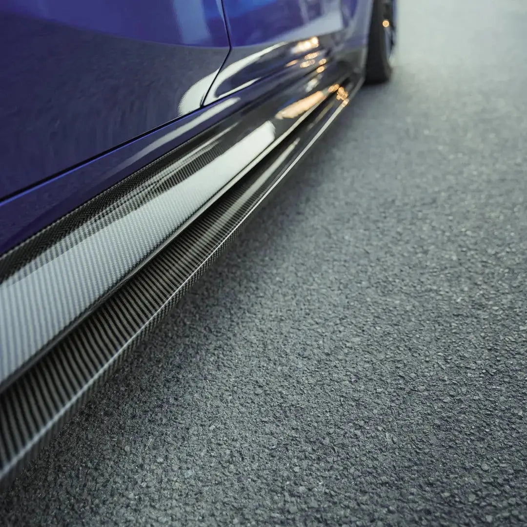Oldalsó szoknya carbon fiber anyagból, fényes felületű, kék bmw m3 kipufogó rendszerrel kompatibilis