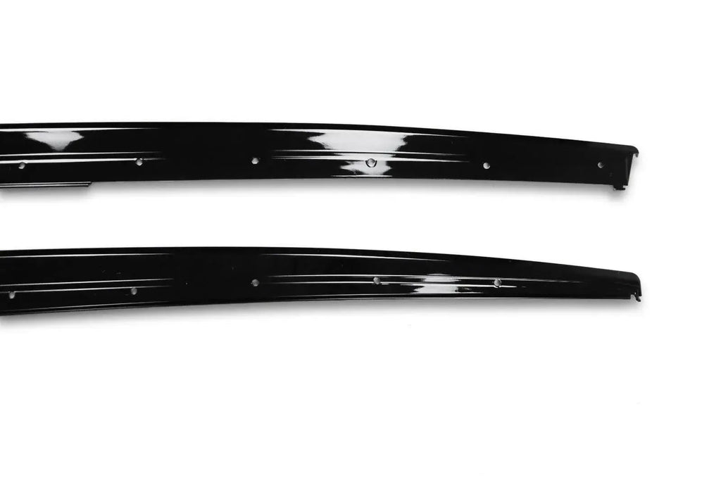 Fényes fekete ABS oldalsó szoknya toldatok közelről (MP Style) – BMW F30
