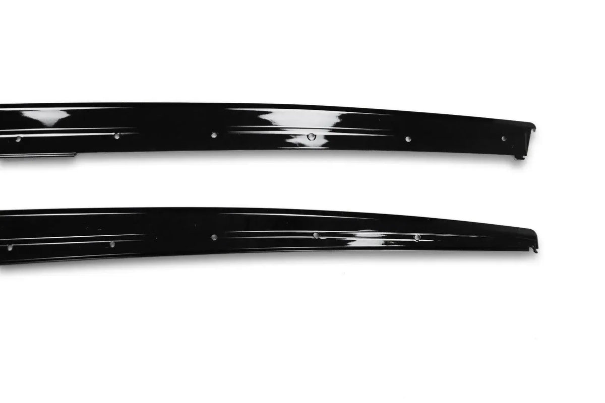 Fényes fekete ABS oldalsó szoknya toldatok közelről (MP Style) – BMW F30