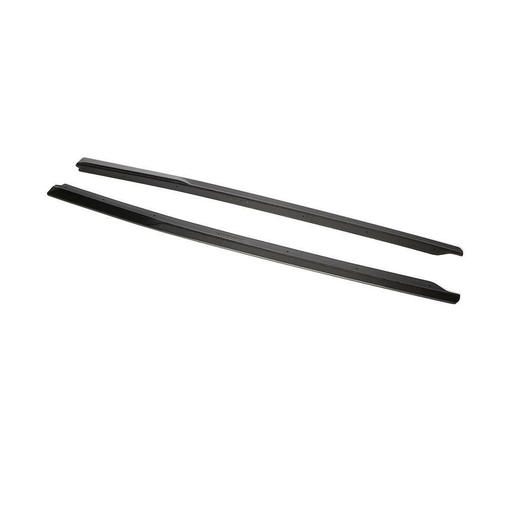 Carbon oldalsó szoknya pár oldalnézetből, fehér háttér előtt (Performance Style) – Audi R8 4S (2015–2018)