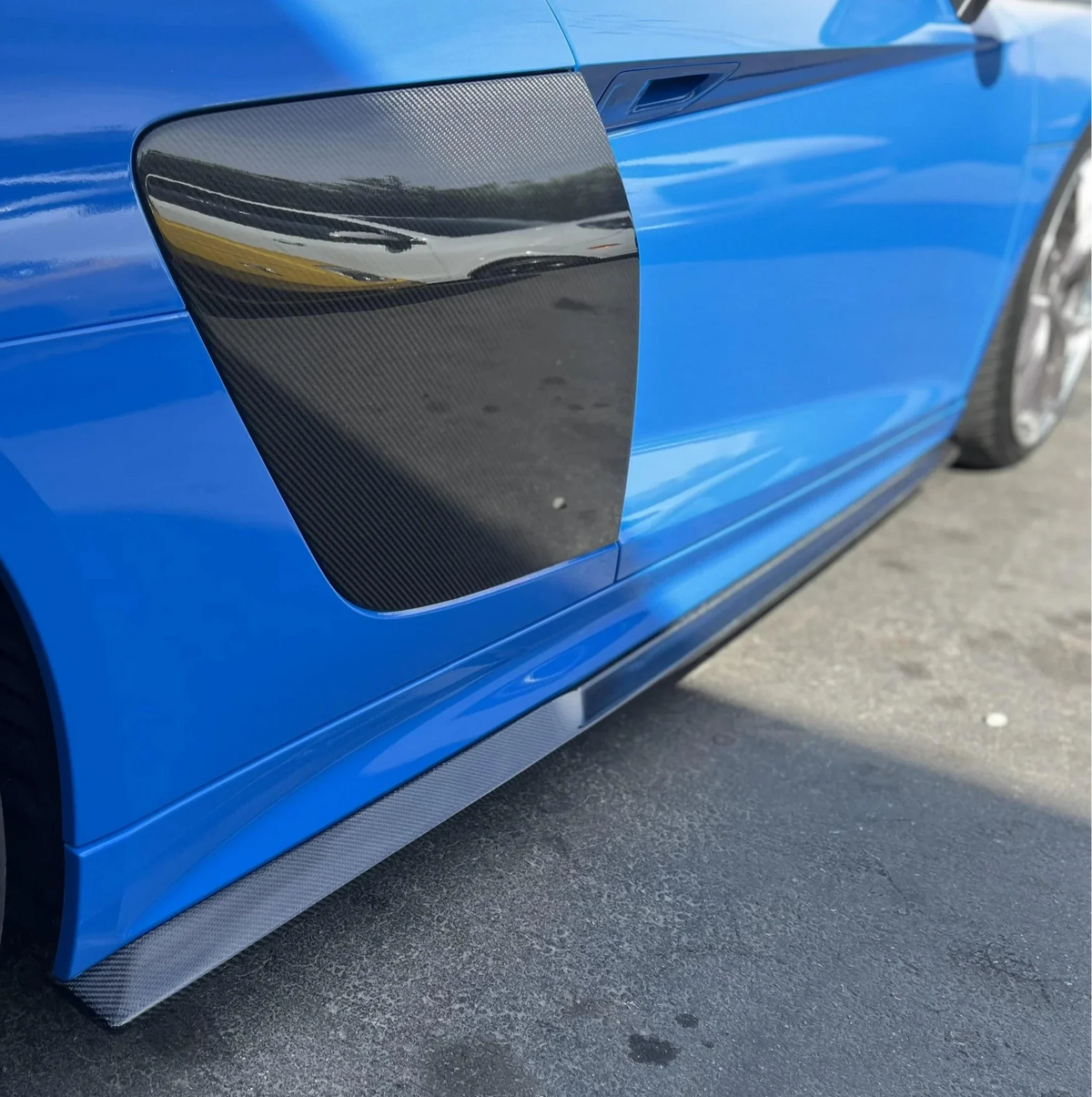 Kék Audi R8 4S oldala közelről, felszerelt carbon oldalsó szoknyával és side blade-del (Performance Style)