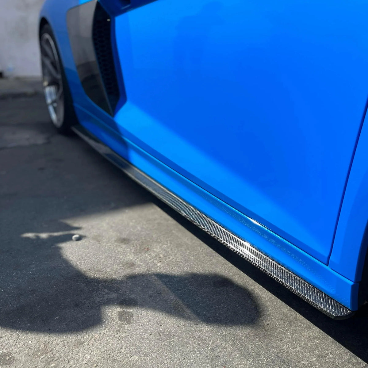 Kék Audi R8 4S alacsony oldalnézetből, carbon oldalsó szoknyával felszerelve (Performance Style)
