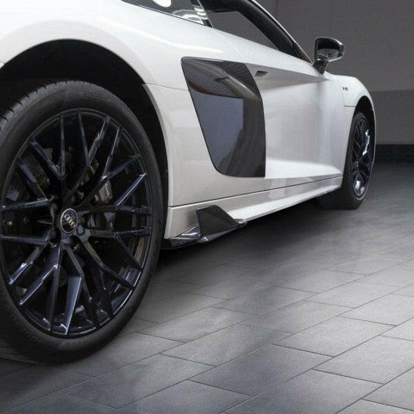 Fehér, facelift előtti Audi R8 4S Coupé oldala, a szoknya hátsó végére szerelt carbon uszonnyal