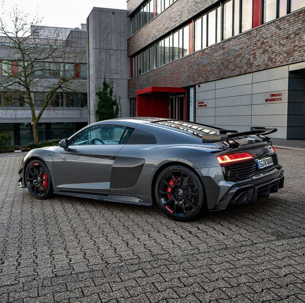 Szürke Audi R8 4S Facelift Coupé hátulról 3/4-ből, felszerelt carbon oldalsó szoknyával (GT Style)