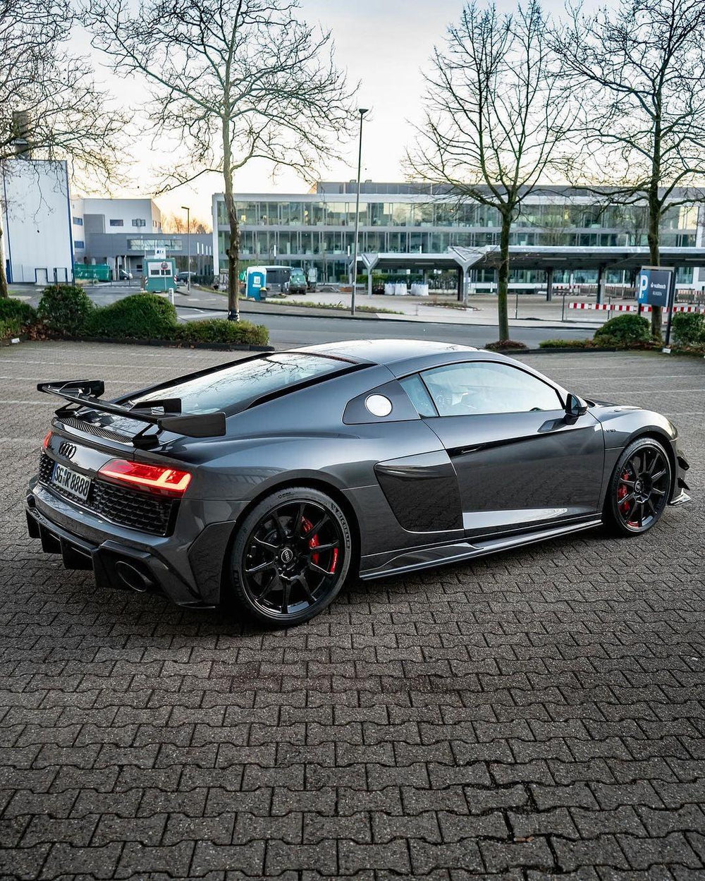 Szürke Audi R8 4S Facelift Coupé jobb hátsó 3/4-es nézetből, carbon oldalsó szoknyával (GT Style)