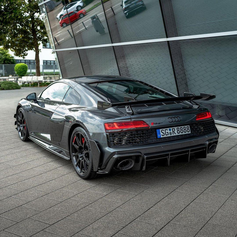 Carbon oldalsó szoknya szürke Audi R8 4S Facelift Coupén, hátsó 3/4-es képen (GT Style)