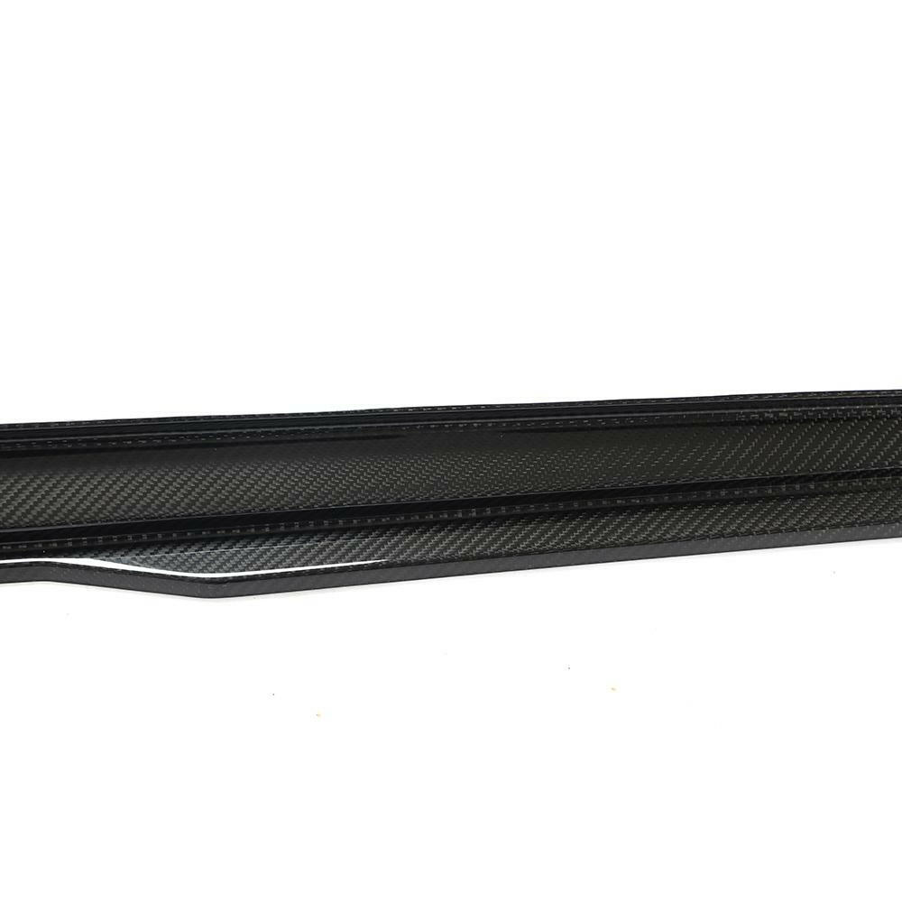 Close-up of the side skirt blade's edge and carbon weave (Euro V1 Style) – Audi RS6 C8 / RS7 C8
