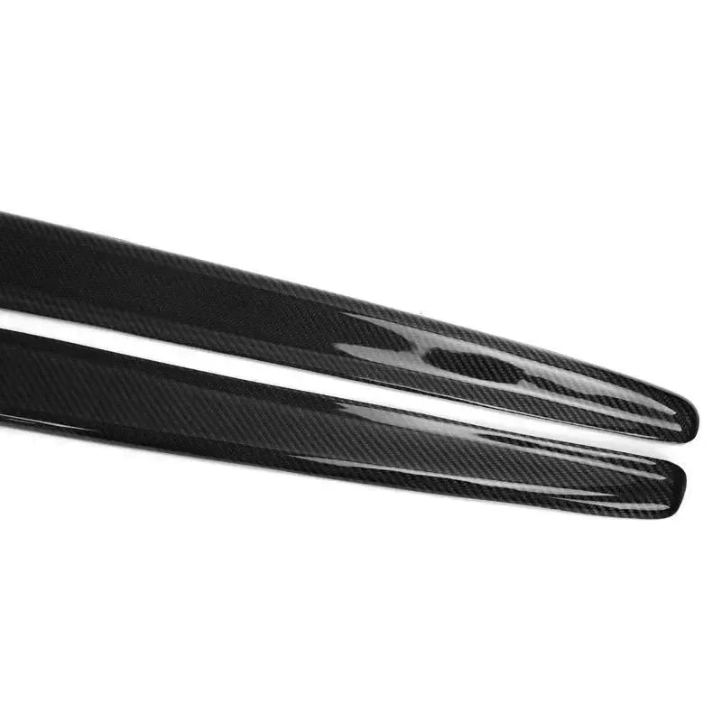 Carbon oldalsó szoknyák lépcsős vége és szövésmintája közelről (MP Style) – BMW F30 3-as sorozat