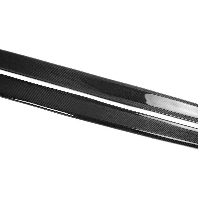 Két carbon oldalsó szoknya szövésmintája közelről (MP Style) – BMW F30 3-as sorozat