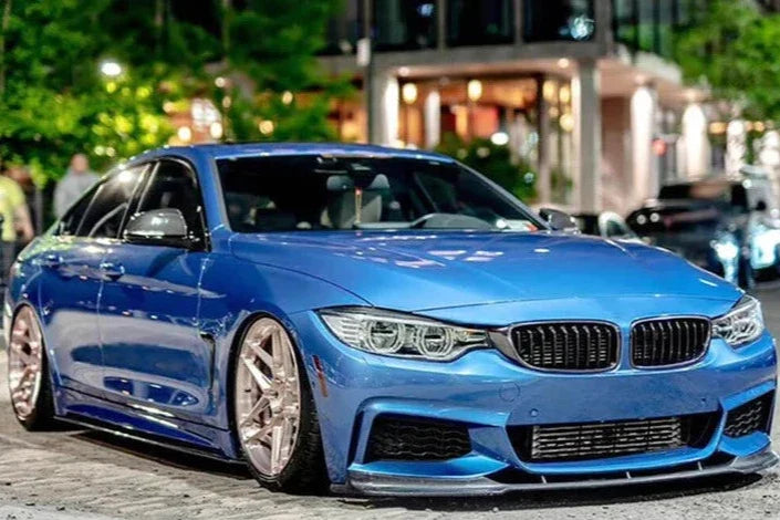 Kék BMW F36 Gran Coupé első háromnegyed nézetből, carbon oldalsó szoknyákkal és első koptatóval (M Style)