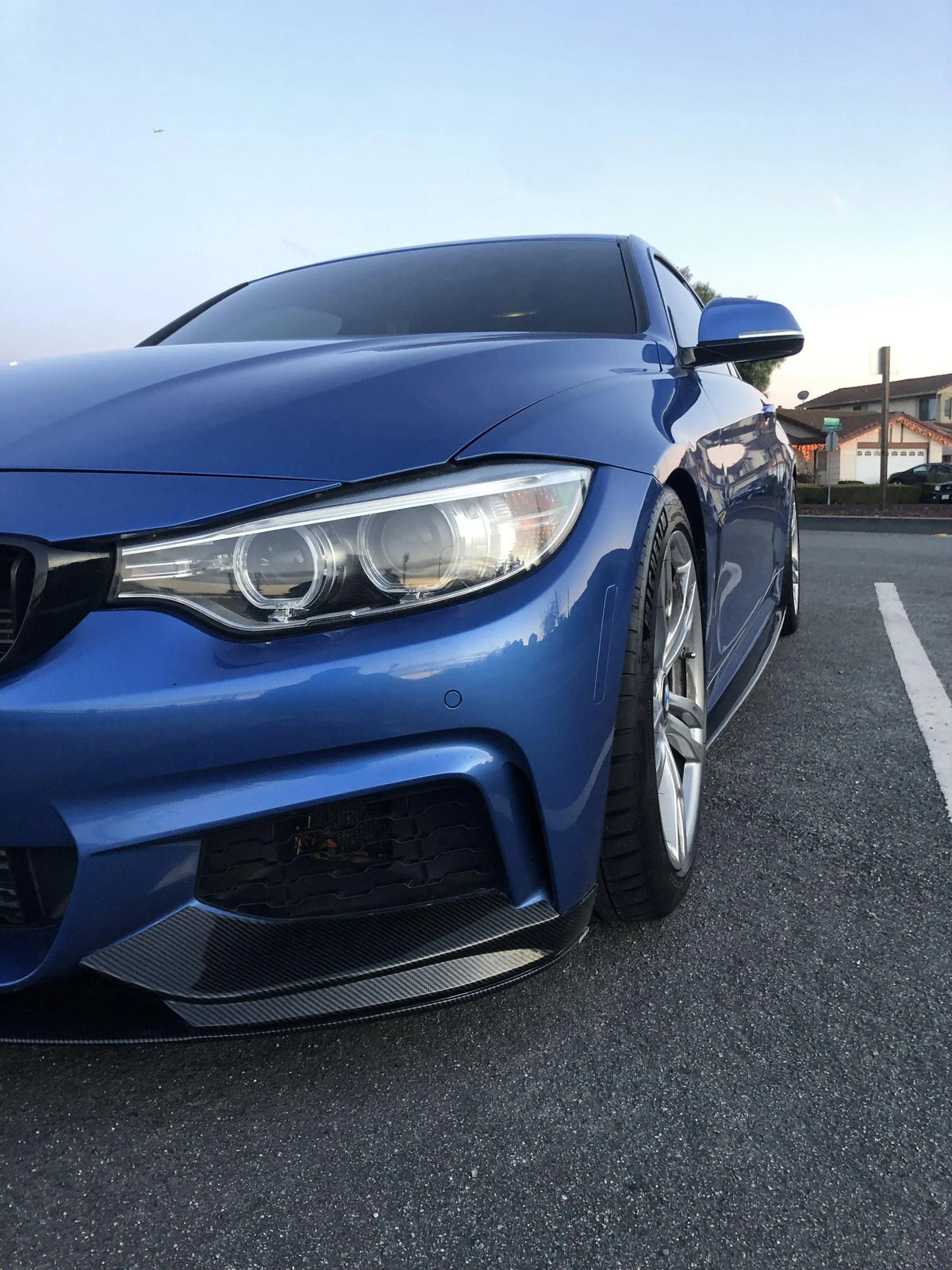 Kék BMW F32 coupé első háromnegyed nézetből, alacsony szögből, carbon oldalsó szoknyákkal (MP Style)