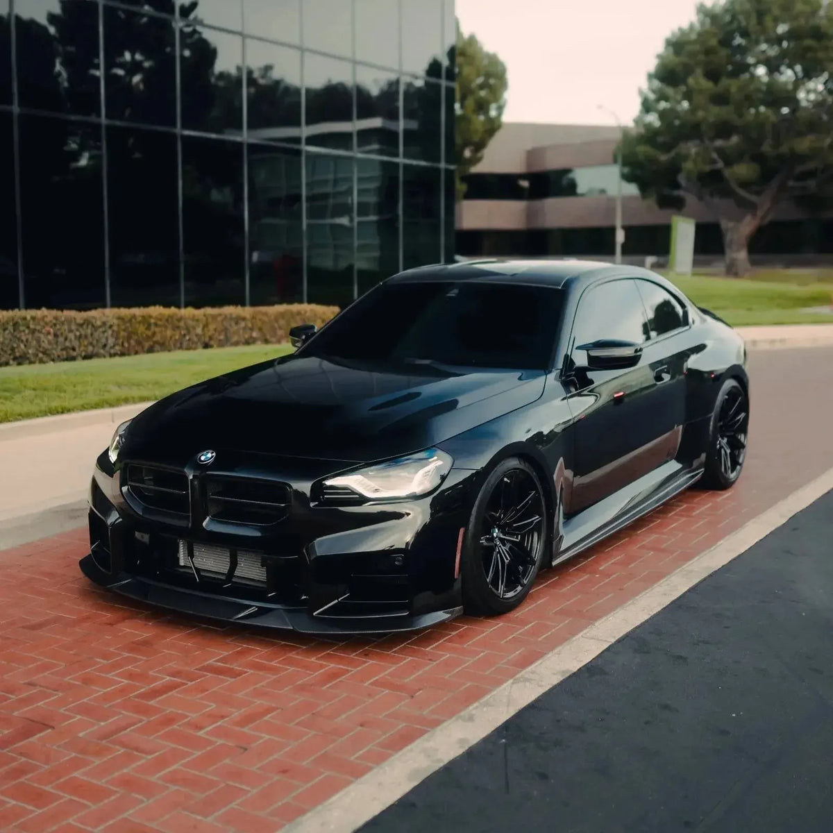 Fekete BMW G87 M2 carbon fiber oldalsó szoknyával (3D Style)