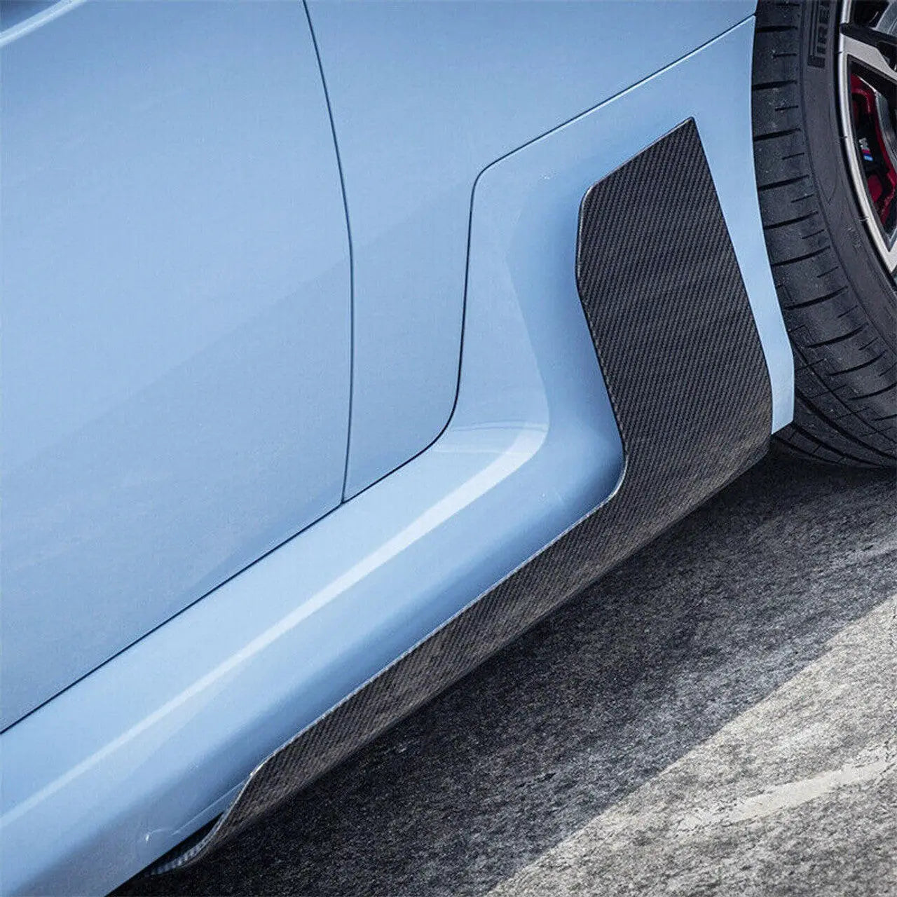 Fekete carbon fiber oldalsó szoknya texturált mintával bmw g87 m2 kipufogó rendszerhez