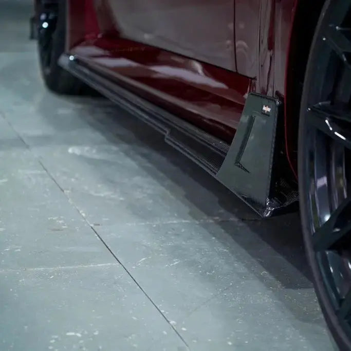 Fekete carbon fiber oldalsó szoknya aerodinamikus kialakítással bmw g87 m2 kipufogó rendszerhez