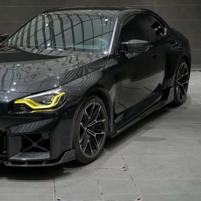 Fekete BMW G87 M2 carbon fiber oldalsó szoknyával (PM V2 Style)