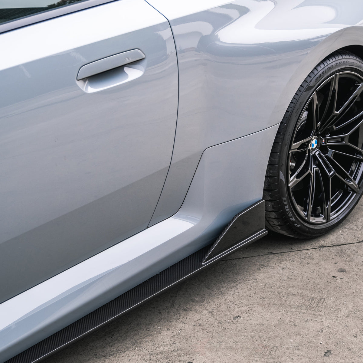 Ezüst BMW G87 M2 oldala carbon fiber oldalsó szoknyával (PM V3 Style)