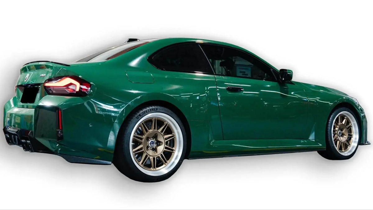Zöld BMW G87 M2 carbon fiber oldalsó szoknyával (R44 Style)