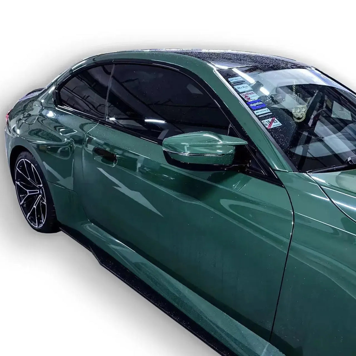 Zöld BMW G87 M2 oldala közelről carbon fiber oldalsó szoknyával (R44 Style)