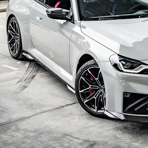 Ezüst audi rs3 fekete karbon szén keréktárcsákkal és piros féknyergekkel oldalsó szoknyák carbon fiber bmw g87 m2 kipufogó rendszerrel