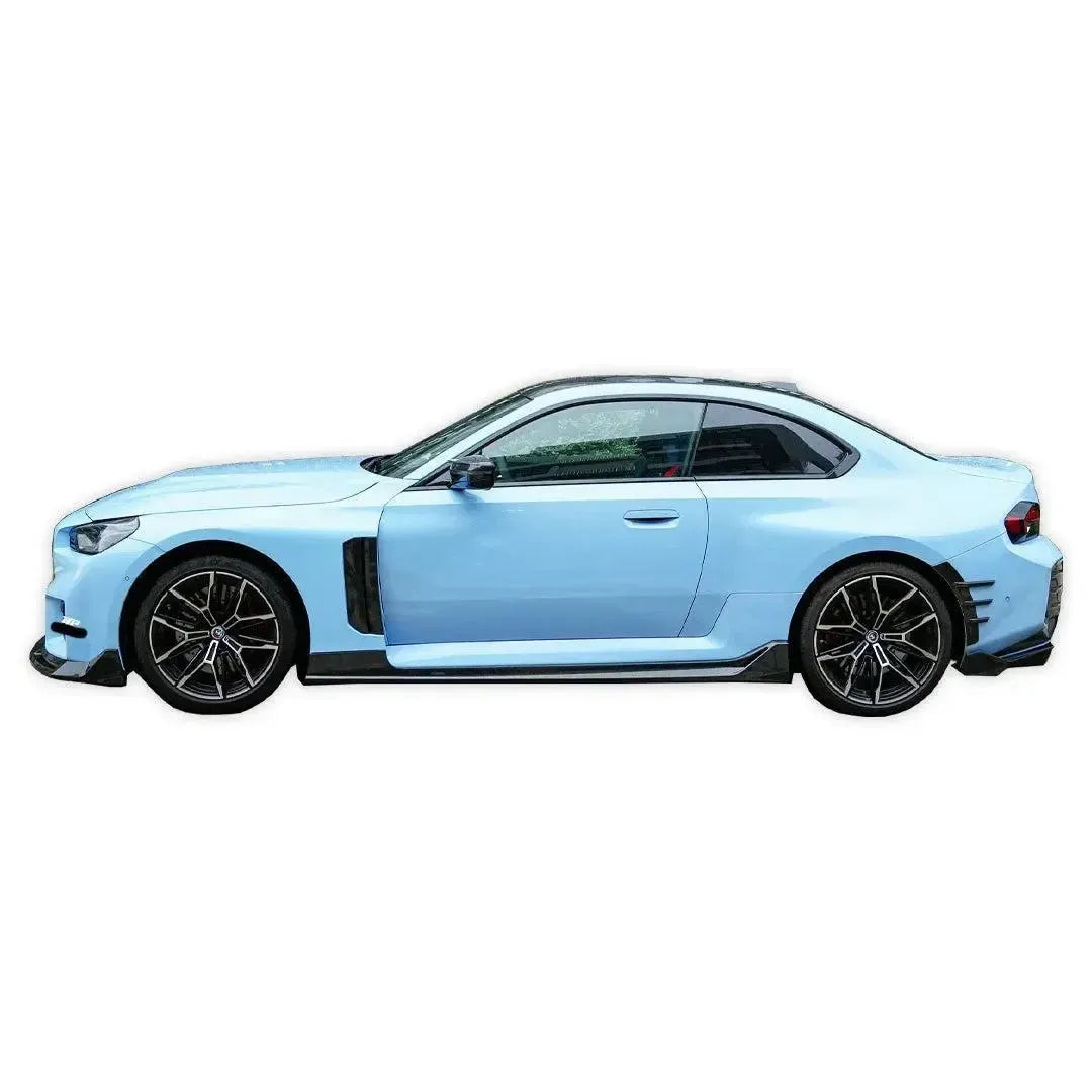 Világoskék BMW G87 M2 carbon fiber oldalsó szoknyával (V Style)