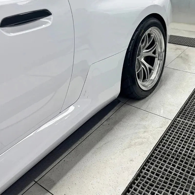Fehér BMW G87 M2 carbon fiber oldalsó szoknyával (VRS Style)