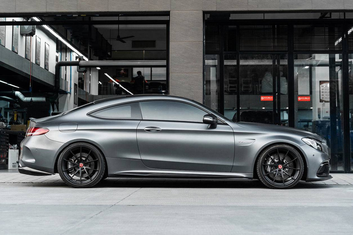 Matt szürke Mercedes-AMG C63 C205 teljes oldalprofilja fekete felnikkel és oldalsó szoknya toldattal (PS Style)