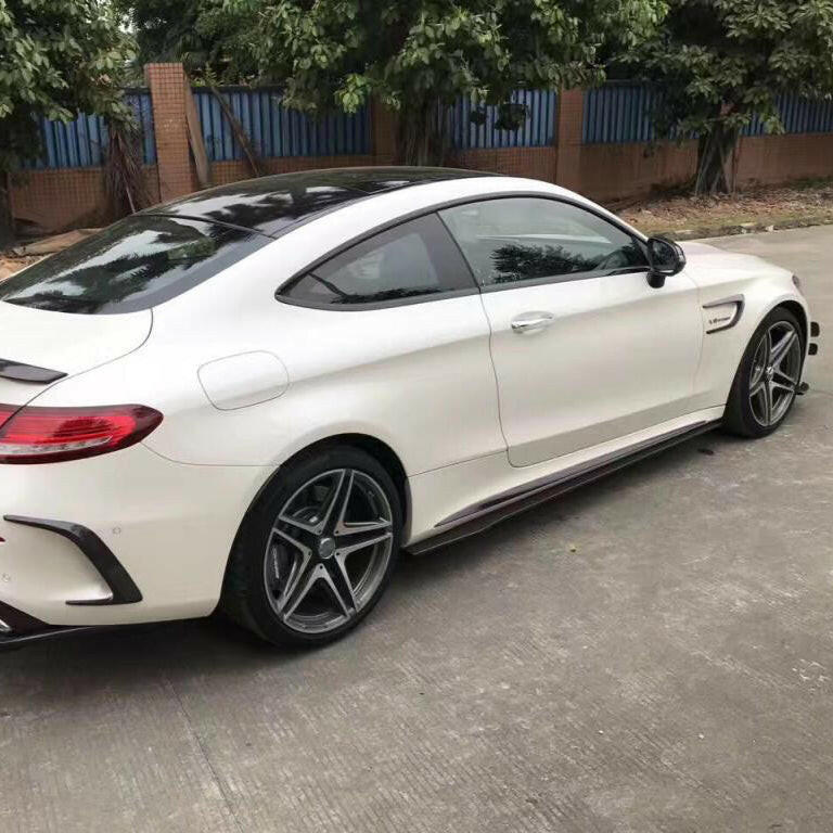Carbon fiber oldalsó szoknya toldat fehér Mercedes-AMG C63 C205-ön, hátsó háromnegyedes oldalnézet (GTX Style)