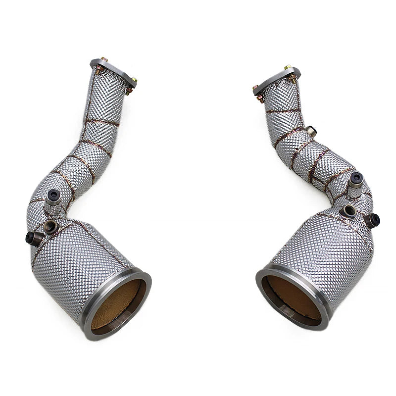 400 cellás katalizátoros downpipe pár fonott hővédővel, egymás mellett elölről – Audi RS6 C8 / RS7 C8