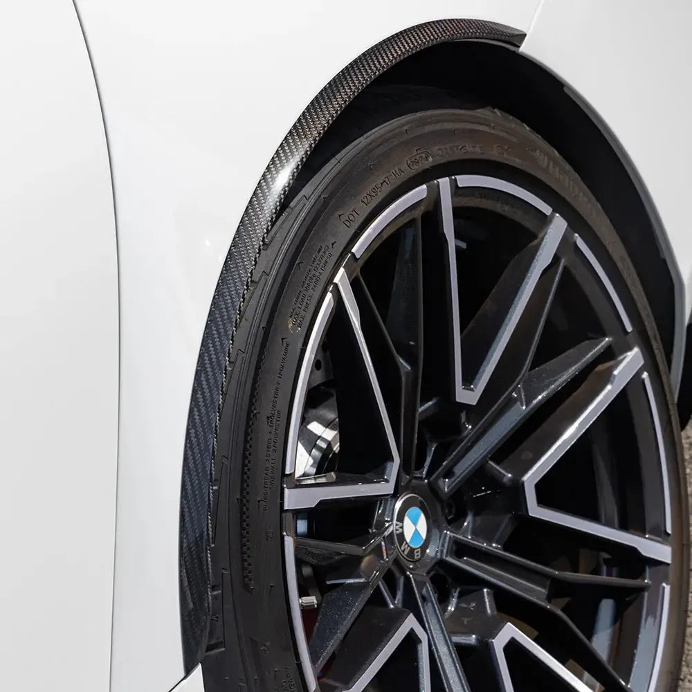 Carbon kerékív díszléc az első kerékíven, fehér BMW G90 M5 közelről