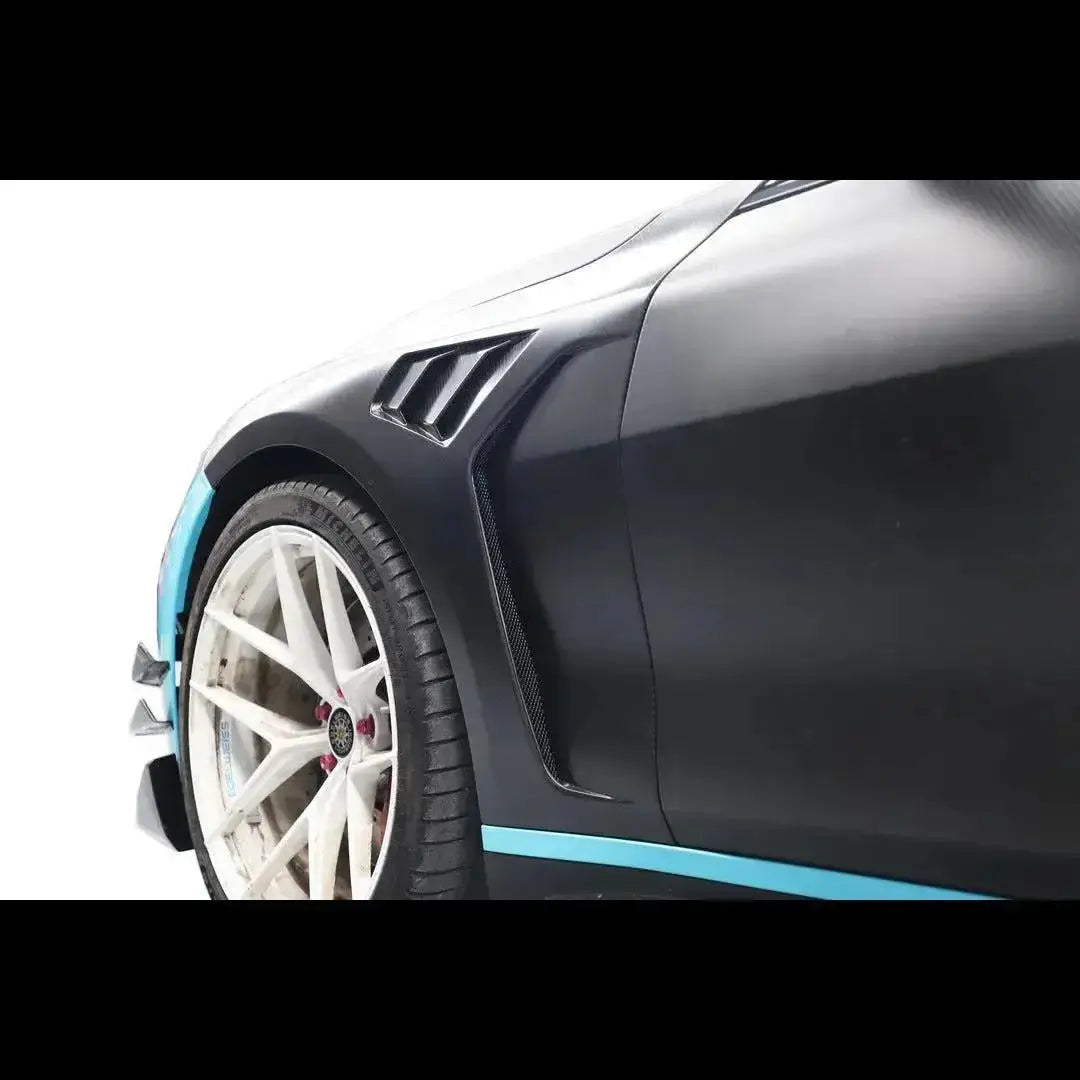 Black matte fekete carbon fiber sárvédő ív bmw m3 kipufogóhoz, türkiz csíkkal és fehér multi-spoke kerékkel