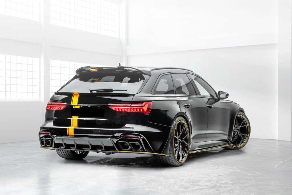 Fekete, sárga csíkos Audi RS6 Avant C8 hátsó 3/4-es nézetből, carbon csomagtérajtó spoilerrel (MSY Style)