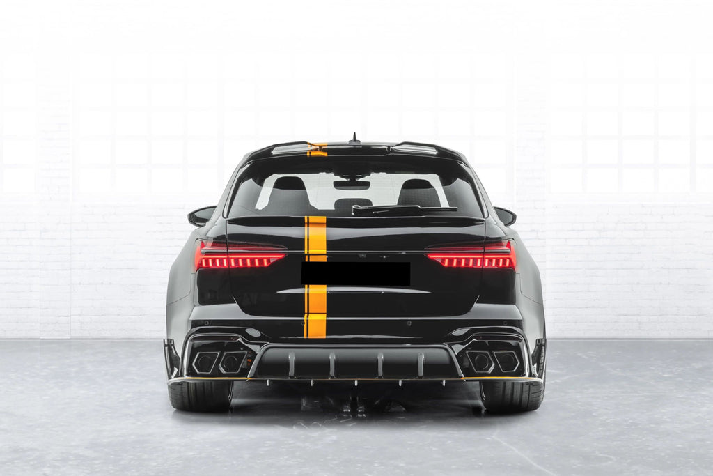 Sárga csíkos fekete Audi RS6 Avant C8 hátulról, stúdióban, felszerelt csomagtérajtó spoilerrel (MSY Style)