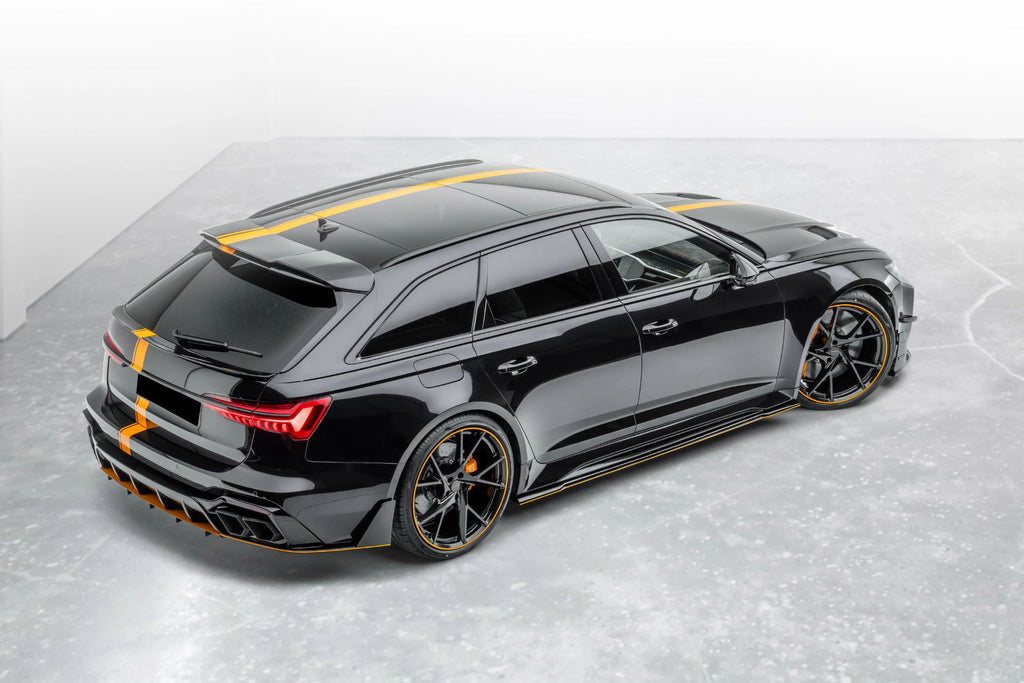 Fekete Audi RS6 Avant C8 sárga csíkokkal, felső hátsó 3/4-es stúdiófotó, csomagtérajtó spoilerrel (MSY Style)