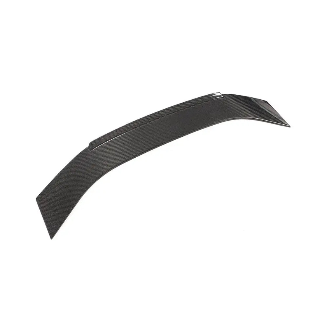 Egyrészes carbon ducktail csomagtartó spoiler felhajló végekkel, 3/4-es nézet (Bridge Style) – Audi RS7 Sportback C8
