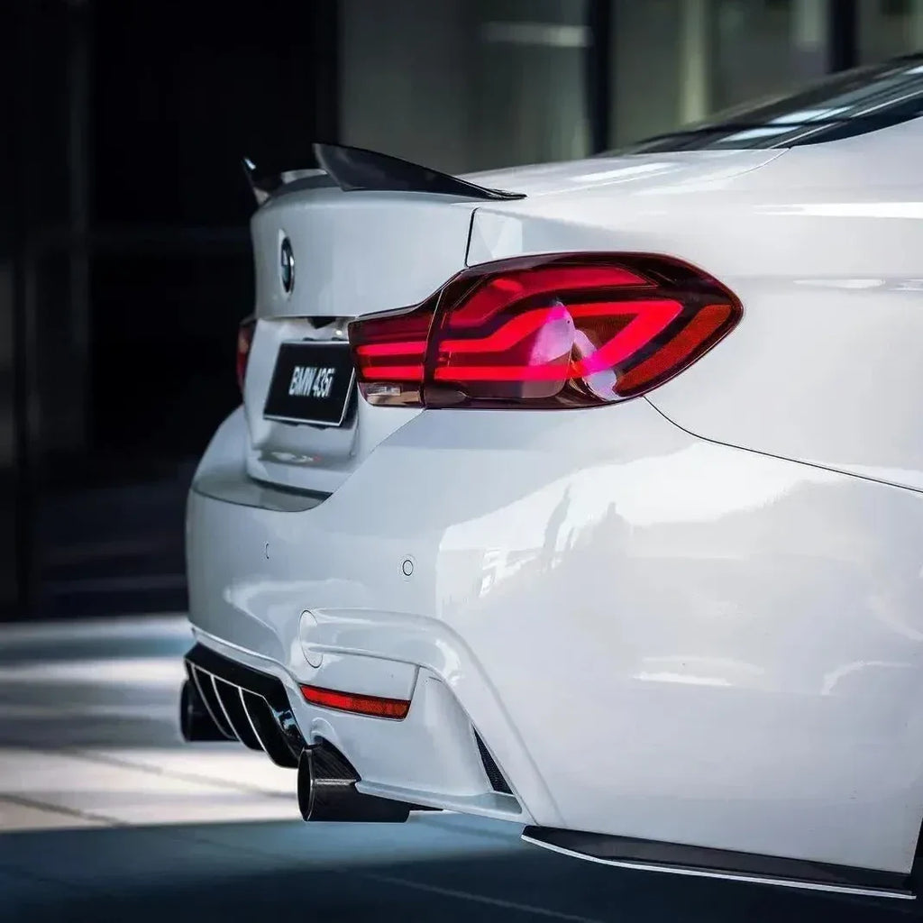 Fehér BMW F32 hátsó sarka közelről, felszerelt carbon spoilerrel a csomagtartón (M4 Style)