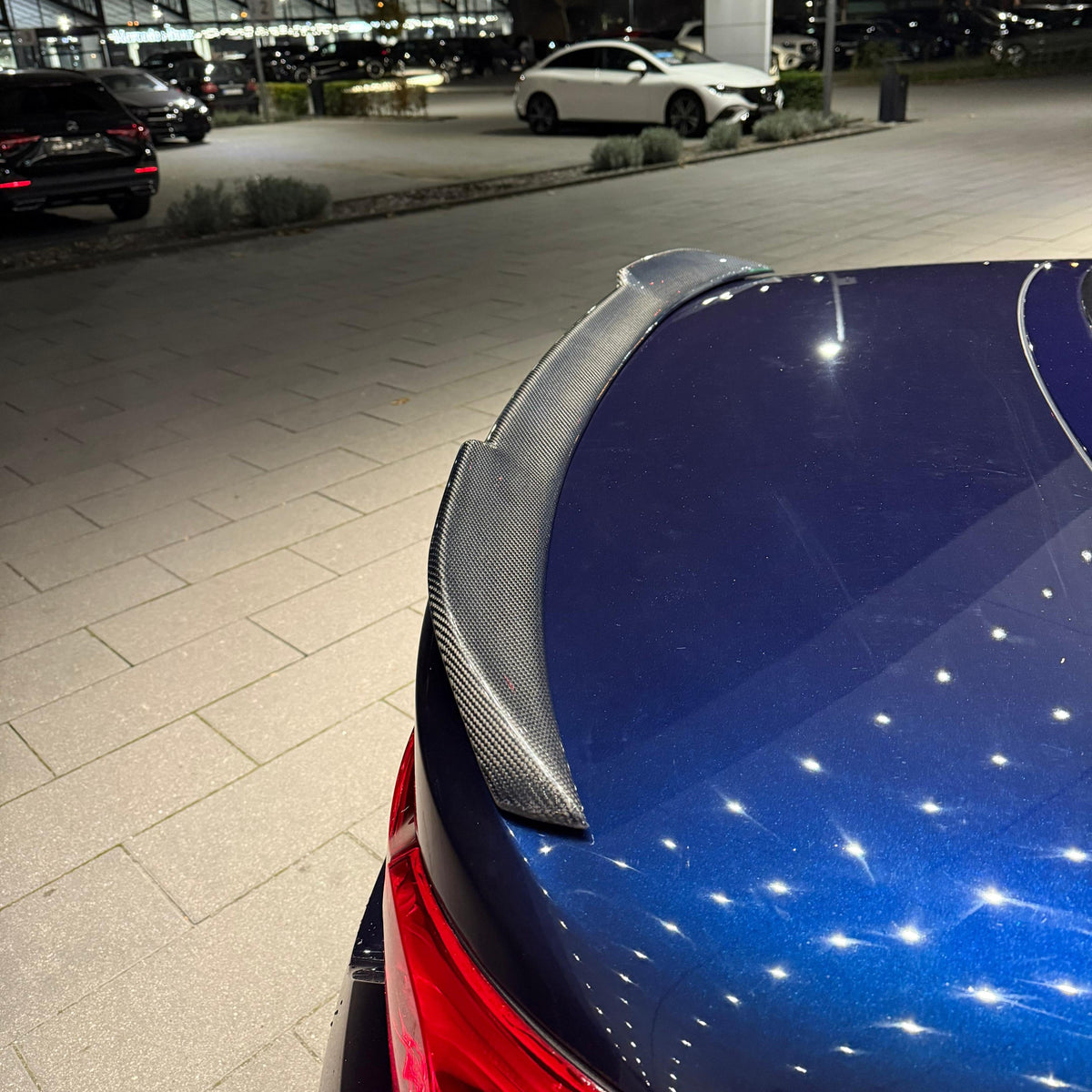 Carbon csomagtartó spoiler a kék BMW F83 M4 kabrió csomagtartóján, közelről (M4 Style)