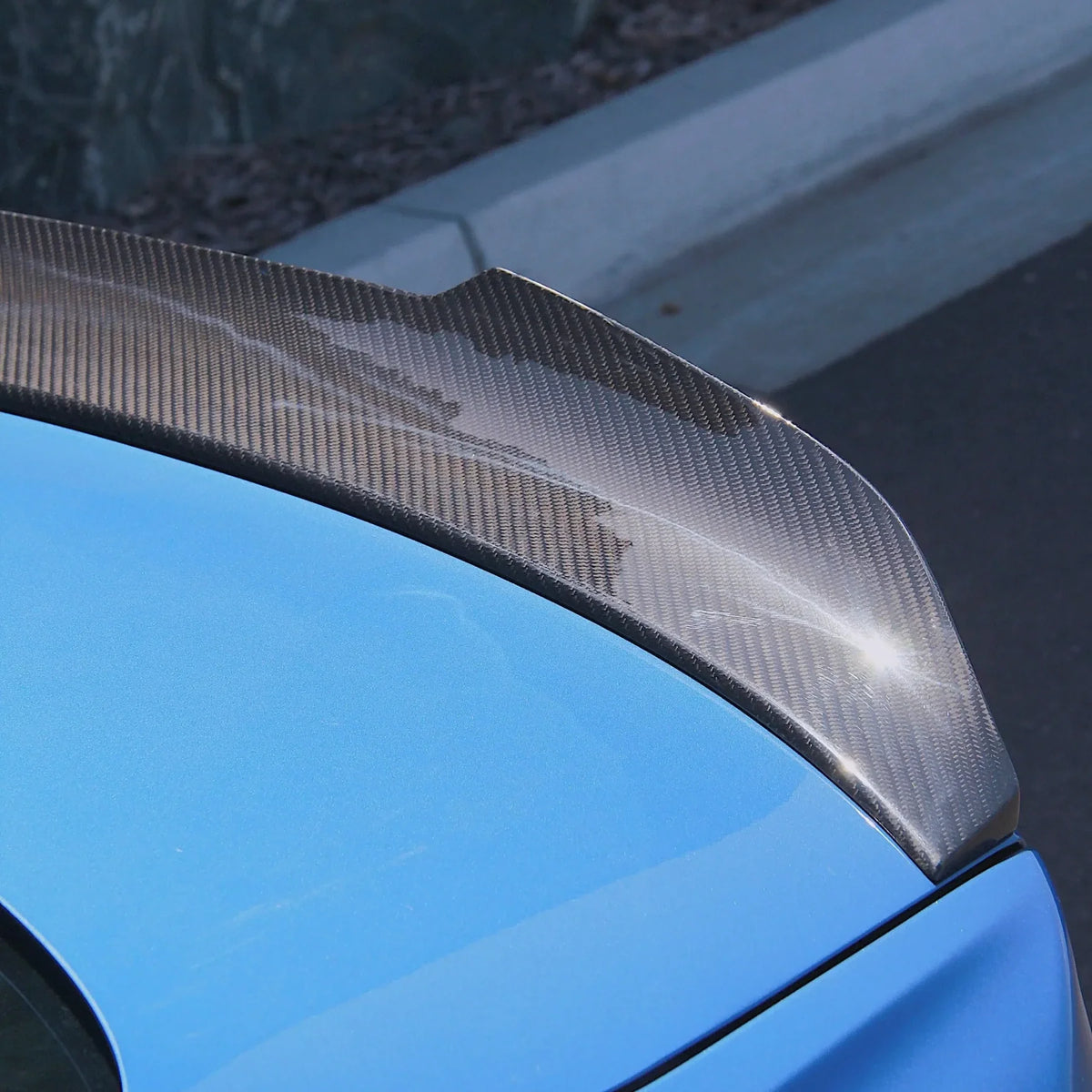 Carbon spoiler felhajló vége a kék BMW F32 csomagtartóján, közelről (PSM Style High Kick)