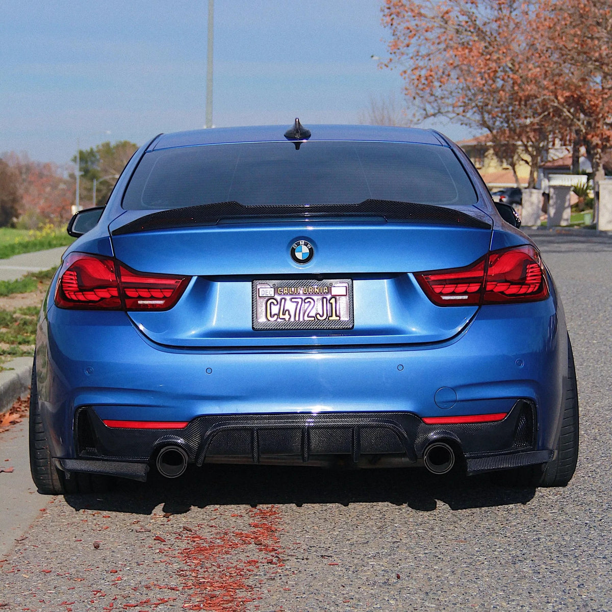Kék BMW F32 coupé hátulnézetből, felszerelt carbon csomagtartó spoilerrel (PSM Style High Kick)