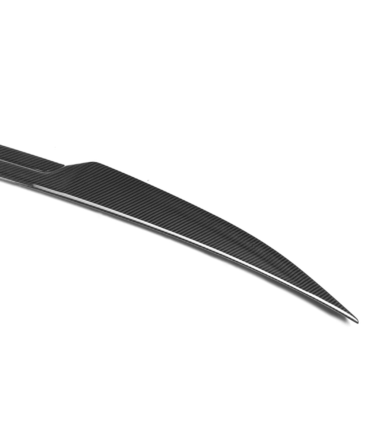 Close-up of the trunk spoiler's upswept end, gloss twill carbon weave (SQ Style) – BMW G90 M5