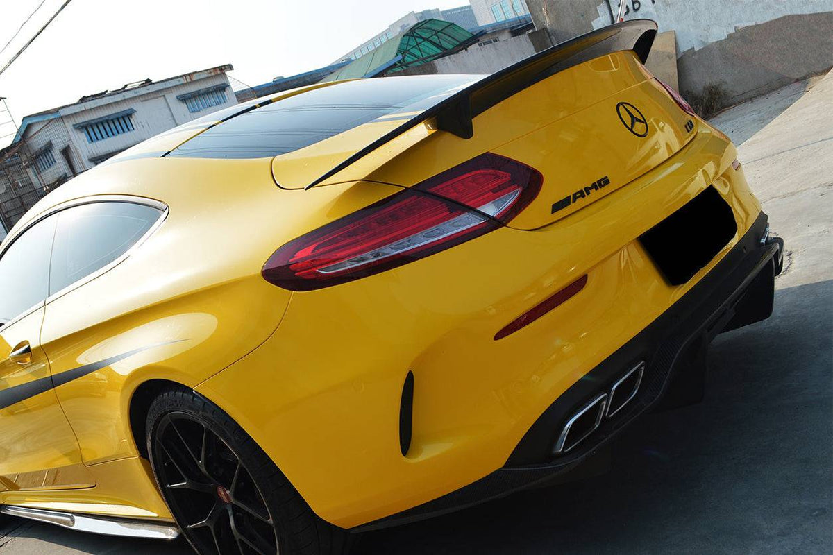 Lábakon álló, megemelt carbon csomagtartó spoiler (RT-II Style) sárga Mercedes-AMG C63 C205 kupén, alulról
