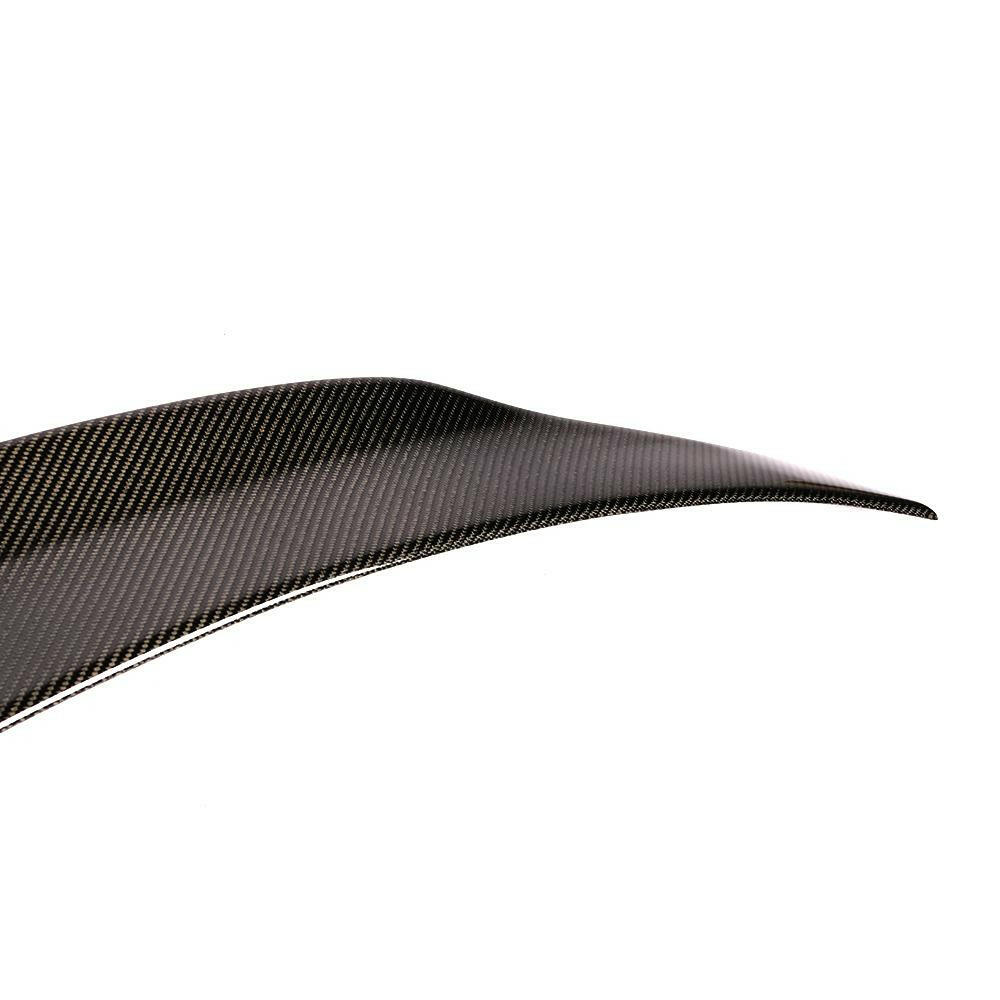 Carbon csomagtartó spoiler végének közelképe szövésmintával (GTX Style) – Mercedes-AMG C63 W205 (szedán / kombi)