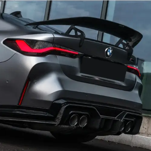 Hátsó fekete carbon fiber szárny az ezüstszürke bmw m3 kipufogó rendszer mellett g80 g81 g82 g83 modellekhez
