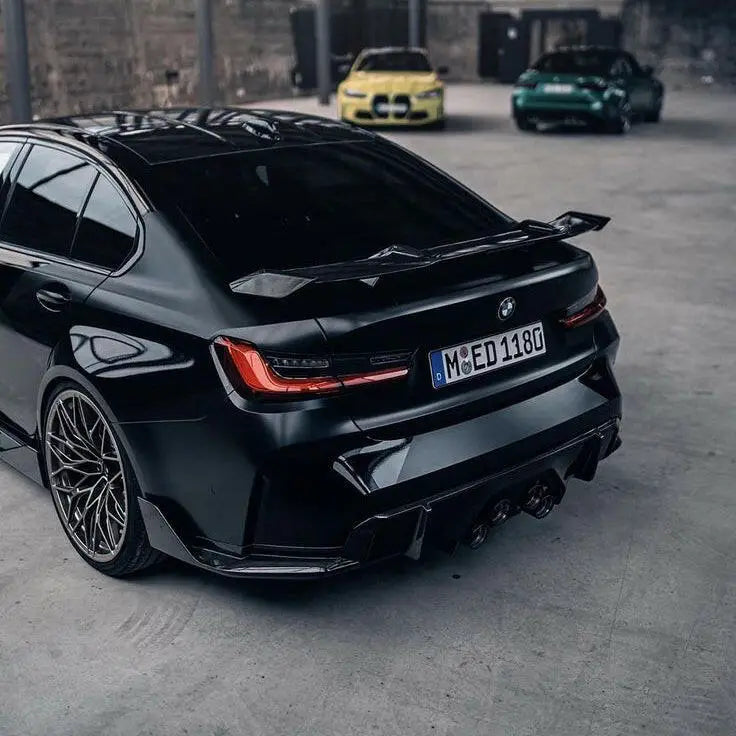 Fekete matt bmw m3 hátulnézet carbon fiber szárny spoilerrel és egyedi multi küllős kipufogó rendszerrel
